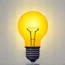 Bombilla encendiéndose, símbolo de innovación y nuevas ideas